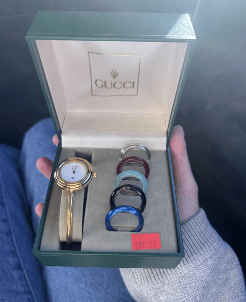 Оригінальний комплект годинників Gucci з комісійного магазину Оригінальний годинник Gucci у фірмовому футлярі, вартість якого може сягати 700 доларів на вторинному ринку